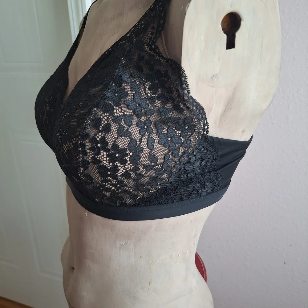 Warner's Black Floral Lace Wireless Bralette